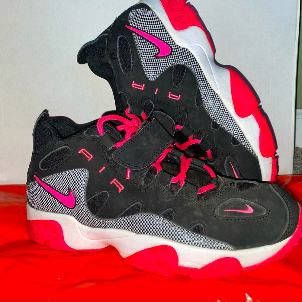 Women’s Air max Nikes pink and black size 7.